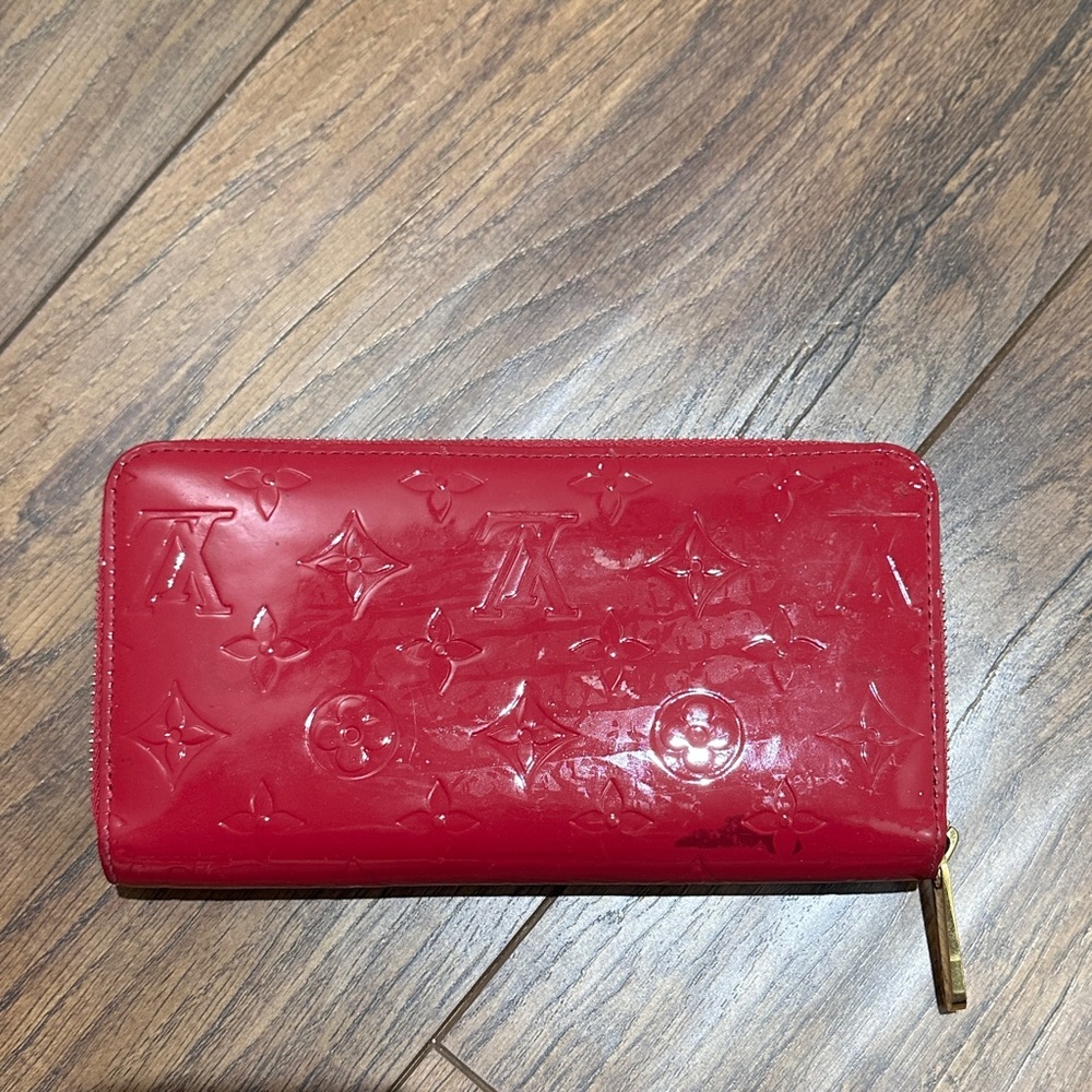 AUTHENTIC Louis Vuitton Monogram Vernis Zippy Wallet. Deep pink.